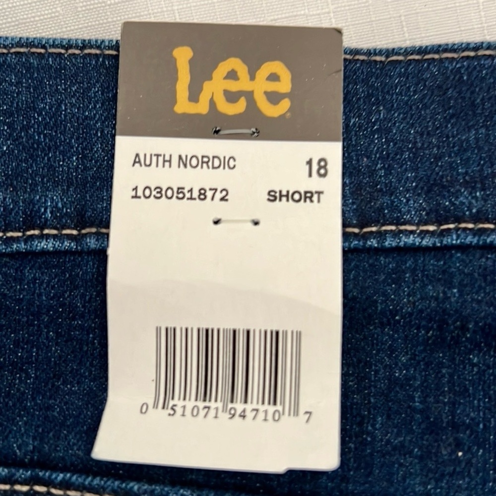 Lee~Blue Jeans / New With Tag / Relaxed Fit~Straight Leg~Mid Rise - Picture 6 of 12